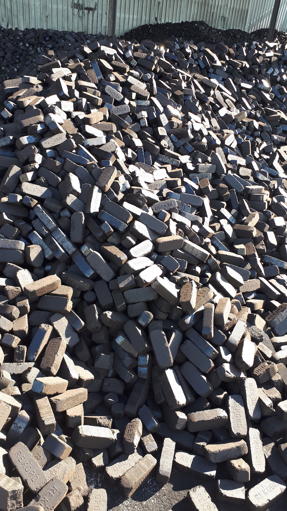 pevne_paliva_drevo_pelety_predaj_brikiet_drevne_brikety_uholne_brikety_brikety_rekord